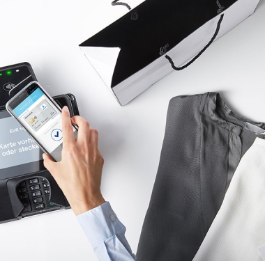 Bereits integriert in den Bezahlalltag: die digitale girocard im Smartphone.